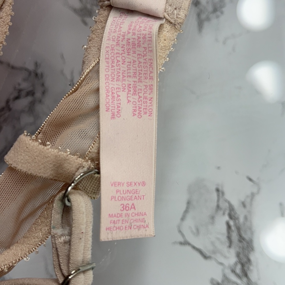 Victoria’s Secret very sexy plunge/ plongeant/ bombshell - Picture 3 of 4